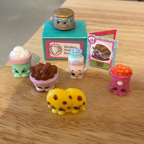 Shopkins Other - Shopkins Chef Club Making an Ice Cream Sandwich.